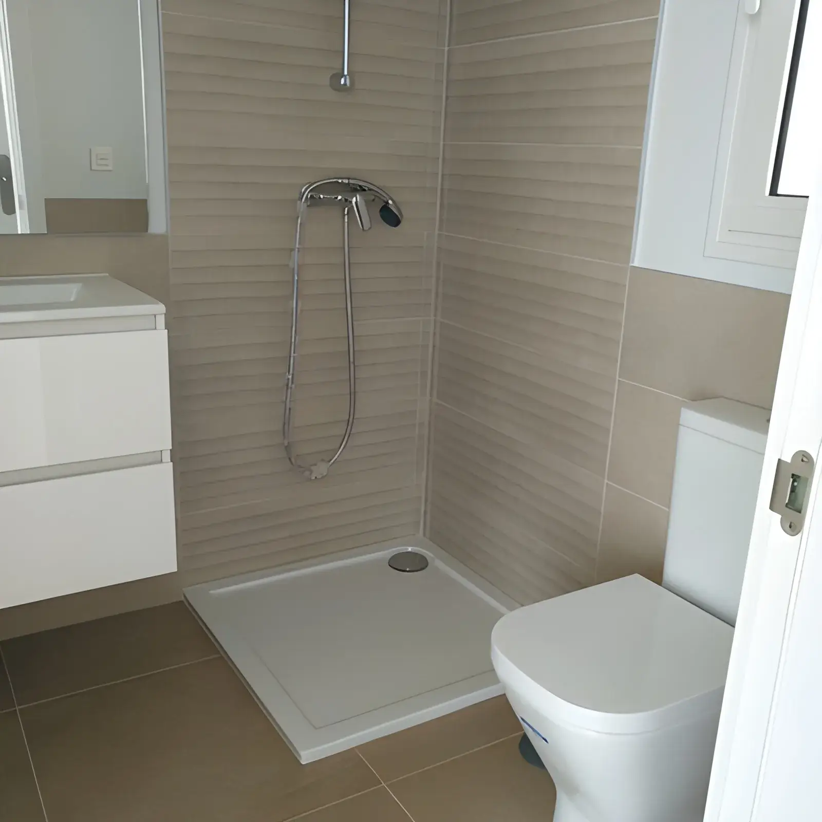 Alicatar baño moderno en León