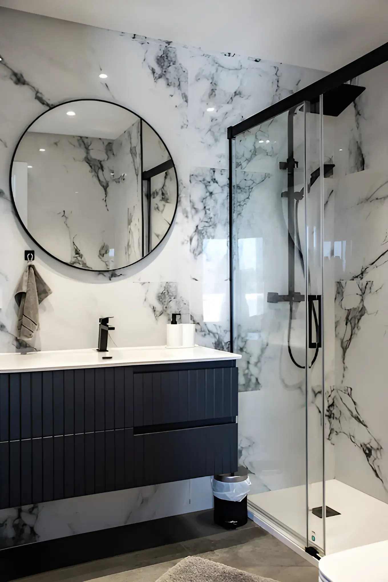 Reforma de baño con marmol moderno en León