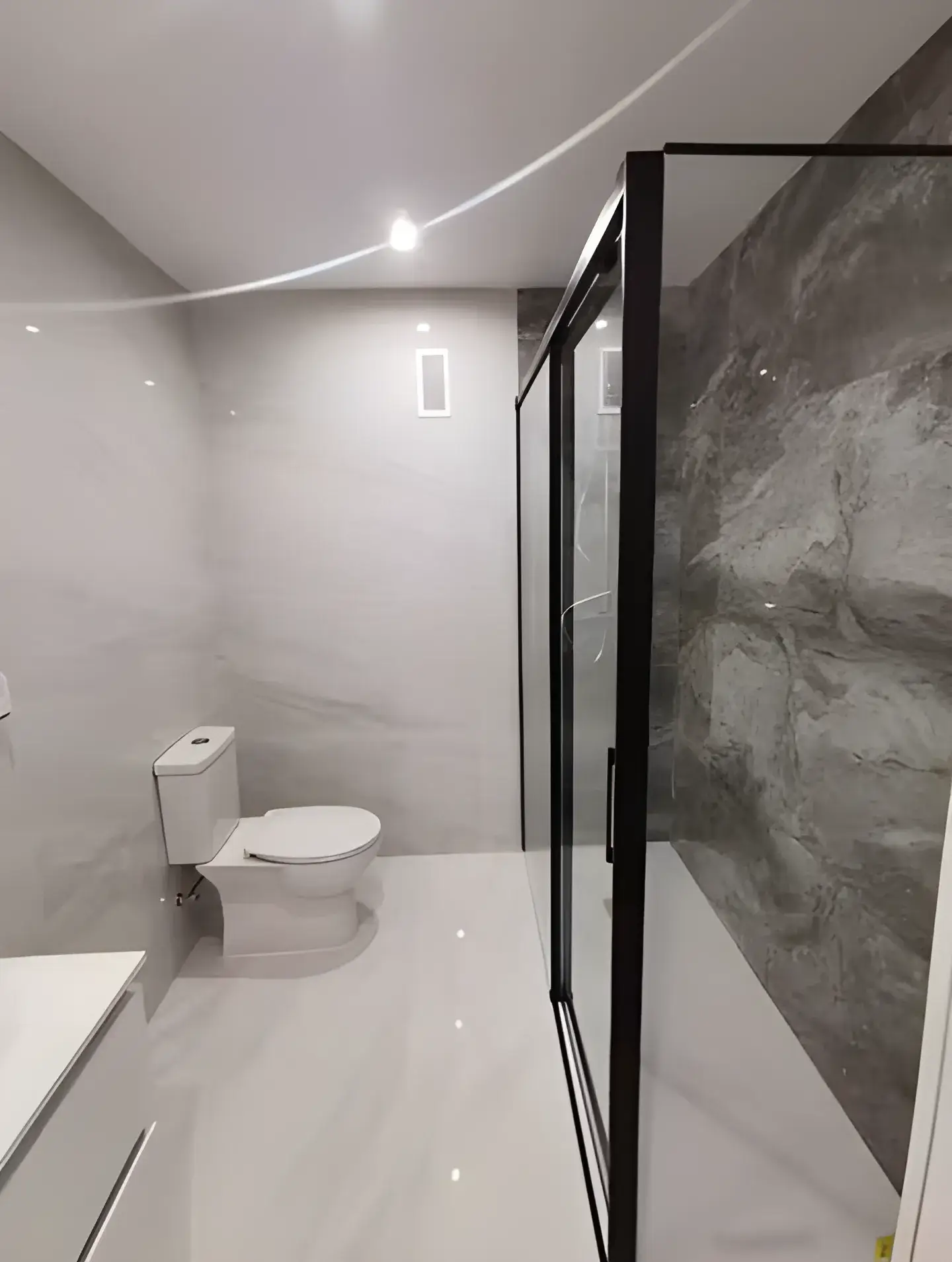 Reforma de baño minimalista en León